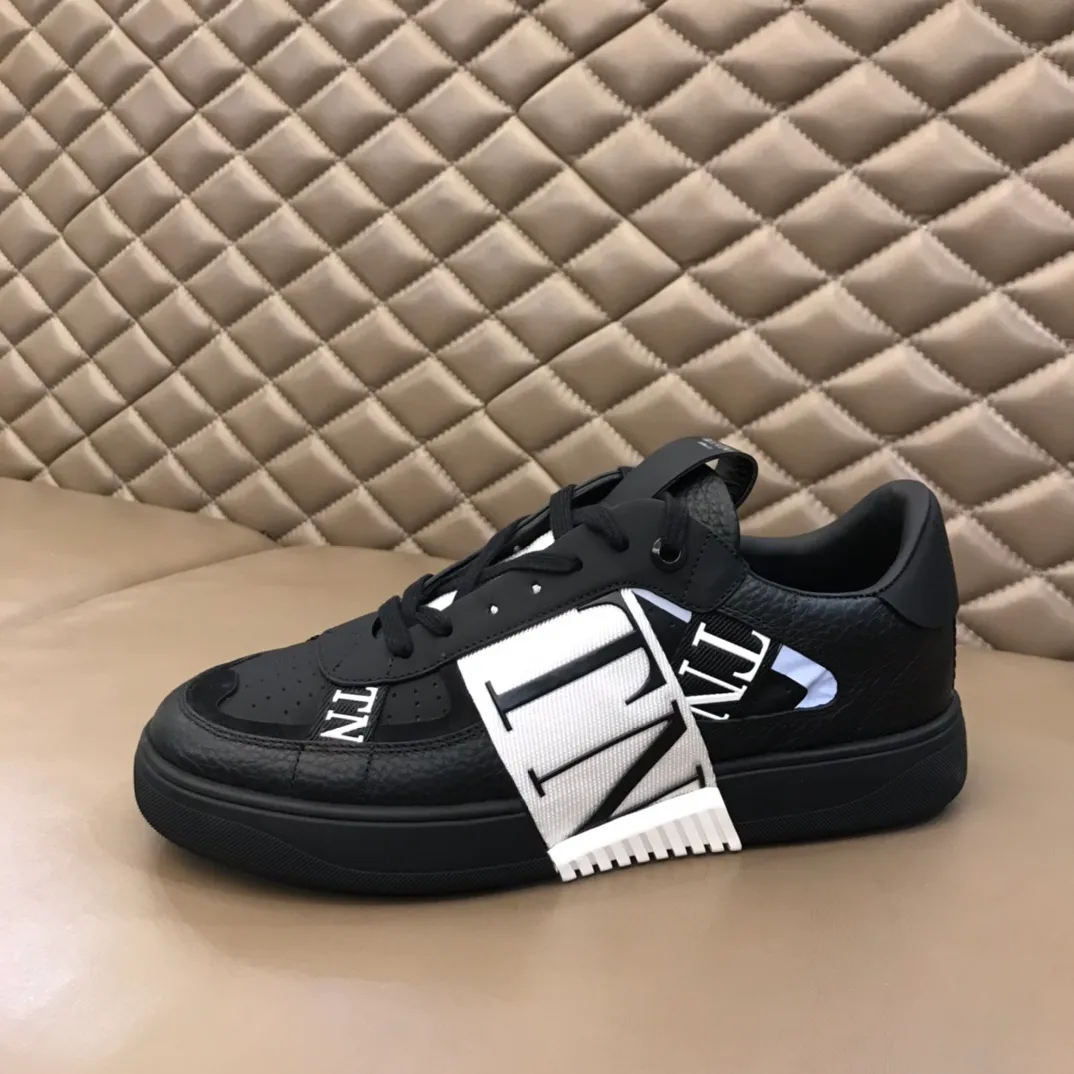 p440 "Valentin*" new spring and summer calfskin lace-up sneakers. No man should be able to refuse these shoes. The classic color scheme is so handsome! Purchase a high-precision replica of the original version to instantly sell off the market currency! 6 VLTN logo rubber effect straps - Valentino Garavani Logo printed on the back and tongue, all materials are customized to ensure quality! Size: 38-44